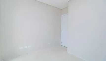 Sobrado novo com 3 dormitórios e 1 vaga de garagem em Curitiba