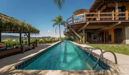 Maravilhosa Casa de Alto Padrão Localizada no Bairro Morrinhos, Com vista ao mar!!