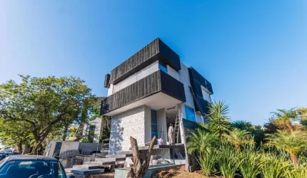 Casa de Alto Padrão em Condomínio com 3 suítes, 3 vagas de garagem na Praia do Estaleiro em BC
