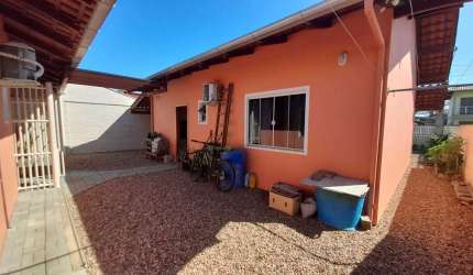 Casa com 3 dormitórios sendo 1 suíte e 2 cozinhas planejadas, na Meia Praia, Navegantes, SC