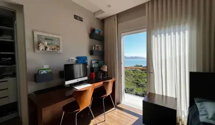 Casa semi mobiliada com 4 suítes e 2 vagas de garagem no Bairro Panorâmico em Garopaba/SC