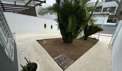 Sobrado com 3 dormitórios e 2 vagas de garagem em Balneário Camboriú-SC.