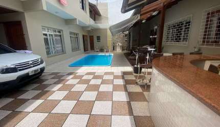 Casa à Venda, 176m2,  Casa Principal Com 2 Dormitório (2 Suítes), Espaço Gourmet e Piscina, Sistema de Energia Solar, Trindade - Florianópolis,/SC