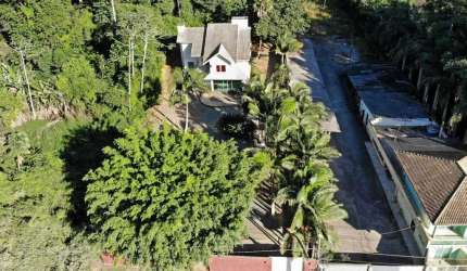 Amplo terreno com casa a 800 metros do mar em Penha