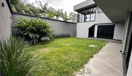 Casa nova de alto padrão com 4 suítes e 3 vagas de garagem em Itajaí