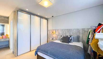 Casa com 550m² em condomínio, com 5 dormitórios sendo 3 suítes e 4 vagas no Centro de Camboriú