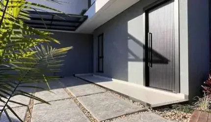 Sobrado Triplex com 4 suítes e 2 vagas de garagem em Camboriú