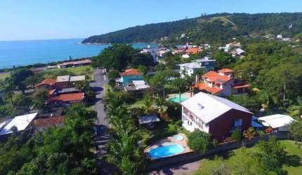 Casa 5 suítes e 3 vagas de garagem com 500m2 -150m da beira-mar da Praia de Taquaras em BC