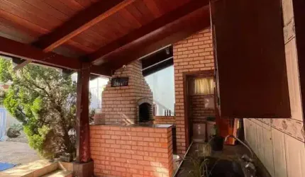Casa com 3 dormitórios sendo 1 suíte com garagem para 4 carros no bairro Ressacada em Itajaí