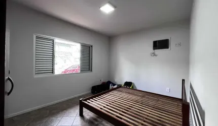 Casa semi mobiliada com 4 dormitórios sendo 1 suíte e 4 vagas no Bairro Nações - Balneário Camboriú