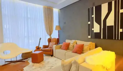 Casa mobiliada em condomínio fechado com 3 suítes e 4 vagas de garagem em Camboriú