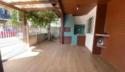 Casa com 3 dormitórios sendo 1 suíte e 1 vaga de garagem em Balneário Camboriú