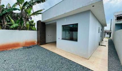 Casa com 3 dormitórios sendo 1 suíte  e 1 vaga de garagem no Bairro Brasília em Itapoá
