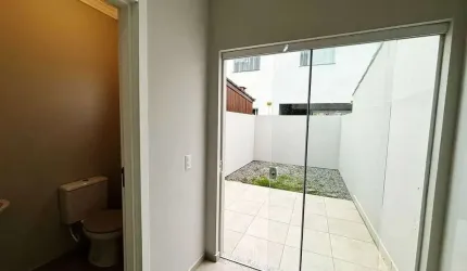 Lindo Sobrado com 2 dormitórios e 2 vagas de garagem no Bairro Rio Pequeno em  Camboriú