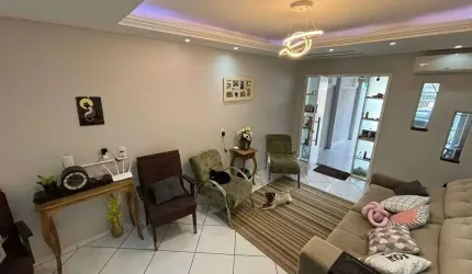 Lindo Sobrado de 120m² com 2 dormitórios sendo 1 suíte e 2 vagas no Santa Regina em Camboriú