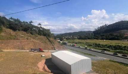 Terreno nas margens da BR 470.