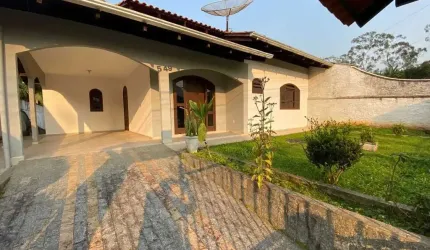 Casa com 3 dormitórios sendo 1 suíte, 2 vagas de garagem no bairro Água Verde em Blumenau