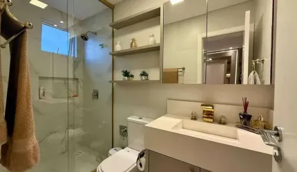 Apartamento de luxo mobiliado com 4 suítes e 4 vagas de garagem no bairro Pioneiros em Balneário C.
