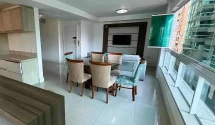 Apartamento mobiliado com 3 suítes sendo 1 demi suíte, 2 vagas de garagem no Centro de Itapema