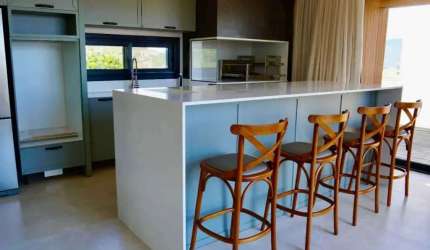 Casa com 4 suítes, 5 vagas de garagem e 330 m² privativos no Bairro Panorâmico - Garopaba/SC