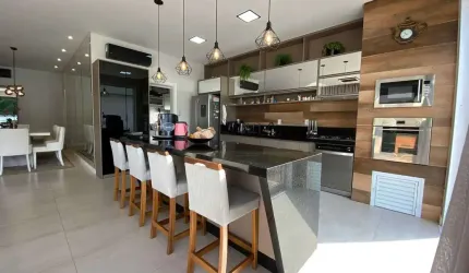 Casa mobiliada com 4 suítes e 4 vagas de garagem em condomínio fechado - Camboriú