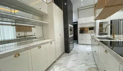 Casa triplex finamente mobiliada e equipada com 3 suítes e piscina com borda infinita em Camboriú/SC