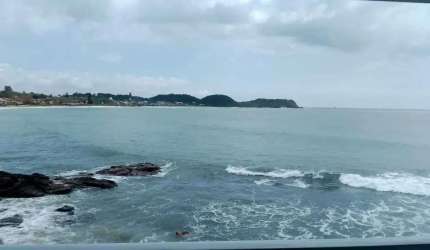 Casa pé na areia com piscina e vista espetacular da praia de Armação - Penha/SC.
