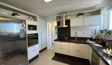 Apartamento andar alto mobiliado com 3 suítes e 2 vagas de garagem no Centro de Balneário Camboriú
