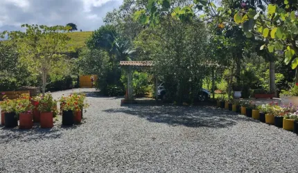 Sitio com casa e piscina no Braço em Camboriú