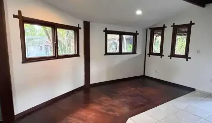 Casa com quintal e 3 dormitórios sendo 1 suíte e 4 vagas de garagem em Porto Seguro BA