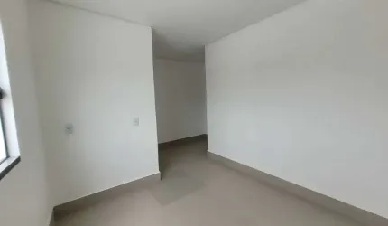 Sobrado com 2 suítes e 1 vaga de garagem no bairro Espinheiros em Itajaí/SC