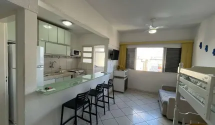 Kitnet com elevador toda bonita a uma quadra da praia na Vila Tupi