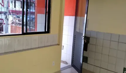 Apartamento Reformado com 2 Quartos e Varanda Próximo ao Metrô e Transporte Público