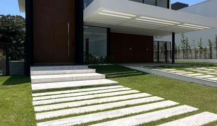 Casa de Alto Padrão no Alphaville Litoral Norte 3 – Projeto Exclusivo e Sofisticação