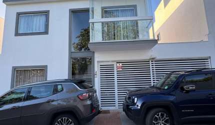 Linda casa em Lauro de Freitas condomínio fechada