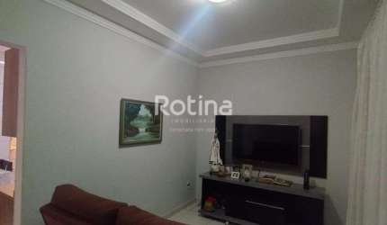 Apartamento com 3 Quartos e 2 banheiros à Venda, 70 m² por R$ 270.000