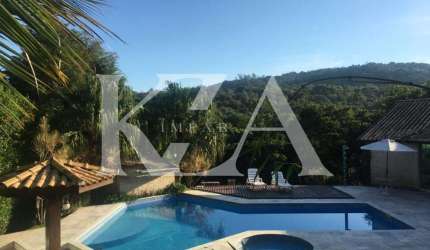 Chácara de luxo no Condomínio Ribeirão 2 com aquecimento solar, piscina e jacuzzi, em Itupeva-SP