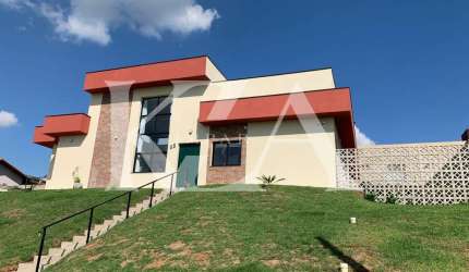 Montes Claros- Casa totalmente TÉRREA- Alto Padrão- Moderna e funcional em um lote de 900m²- Analisa Permuta por lote ou imóvel de menor valor.