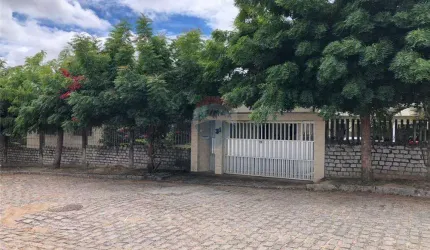 Casa muito ampla com 5 quartos sendo um suíte master no Parque Floresta