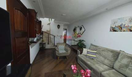 Sobrado à Venda na Vila do Castelo, São Paulo-SP: 5 Quartos, 2 Suítes, 2 Salas, 3 Banheiros, 2 Vagas de Garagem, 93m².