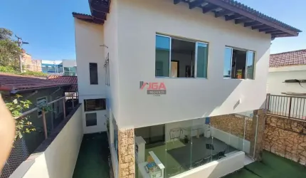 Sobrado à venda em São Paulo-SP: 3 quartos, 1 suíte, 1 sala, 5 banheiros, 2 vagas, 213m² no Jardim Consórcio!