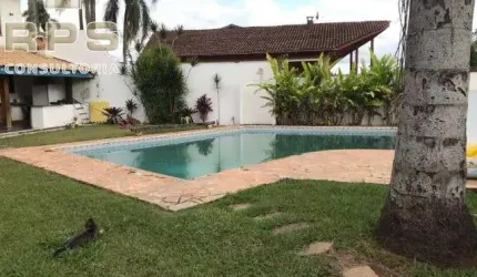 Oportunidade na Vila Santista, casa com 924m² de terreno, 3 quartos sendo 1 suite, edícula, área de lazer com piscina, churrasqueira, jardim, quintal!
