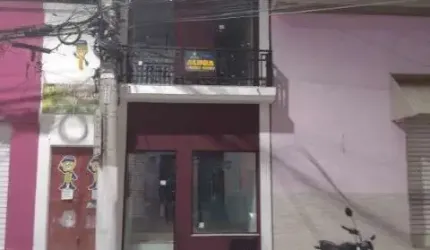 Salão comercial para locação no Centro de Atibaia . Excelente localização .  Salão tipo sobrado sendo na parte térrea com 02 banheiros.