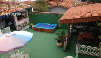 Casa a venda no centro de Atibaia  Com 05 dormitórios amplos, sala de estar e jantar espaçosas, copa e cozinha planejada, 4 banheiros e lavabo