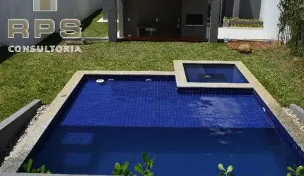 Linda casa à venda na Vila Santista em Atibaia, 03 suítes, lareira, piscina e área gourmet com churrasqueira