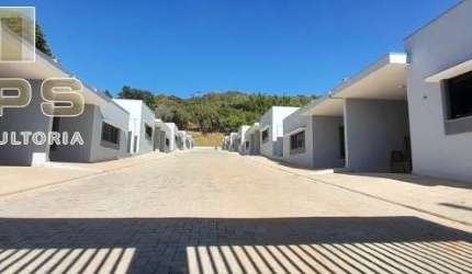 Casa térrea, pronta para morar, em condomínio fechado no bairro Usina em Atibaia, 2 quartos sendo 1 suíte, garagem para 2 carros, churrasqueira, lazer