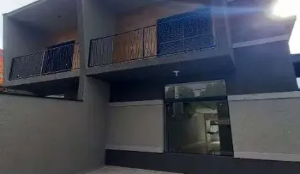 Casa a venda na Vila Petrópolis em Atibaia, 3 suítes, cozinha integrada com área gourmet, piscina, 2 vagas de garagem, a poucos metros da Alam. Lucas