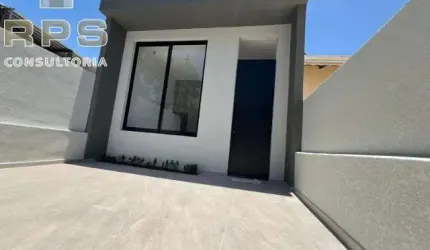 Casa Térrea com 03 dormitórios , sendo 01  suíte. Sala estar e sala de jantar com pé direito duplo, bonito projeto. Cozinha , lavanderia ,02 vagas de