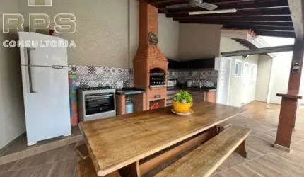 Casa ampla , com 03 dormitórios , 01 suite , sala , lareira,  cozinha , lavanderia , 04 vagas, edícula , área gourmet com churrasqueira e piscina .