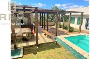 Casa de alto padrão em Atibaia, vista para a Pedra Grande, área gourmet com piscina e fogueira, suíte master com closet espaçoso